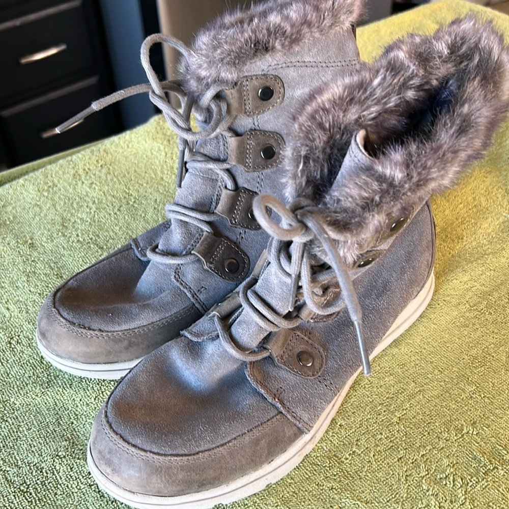 Sorel grey suede boots size 9